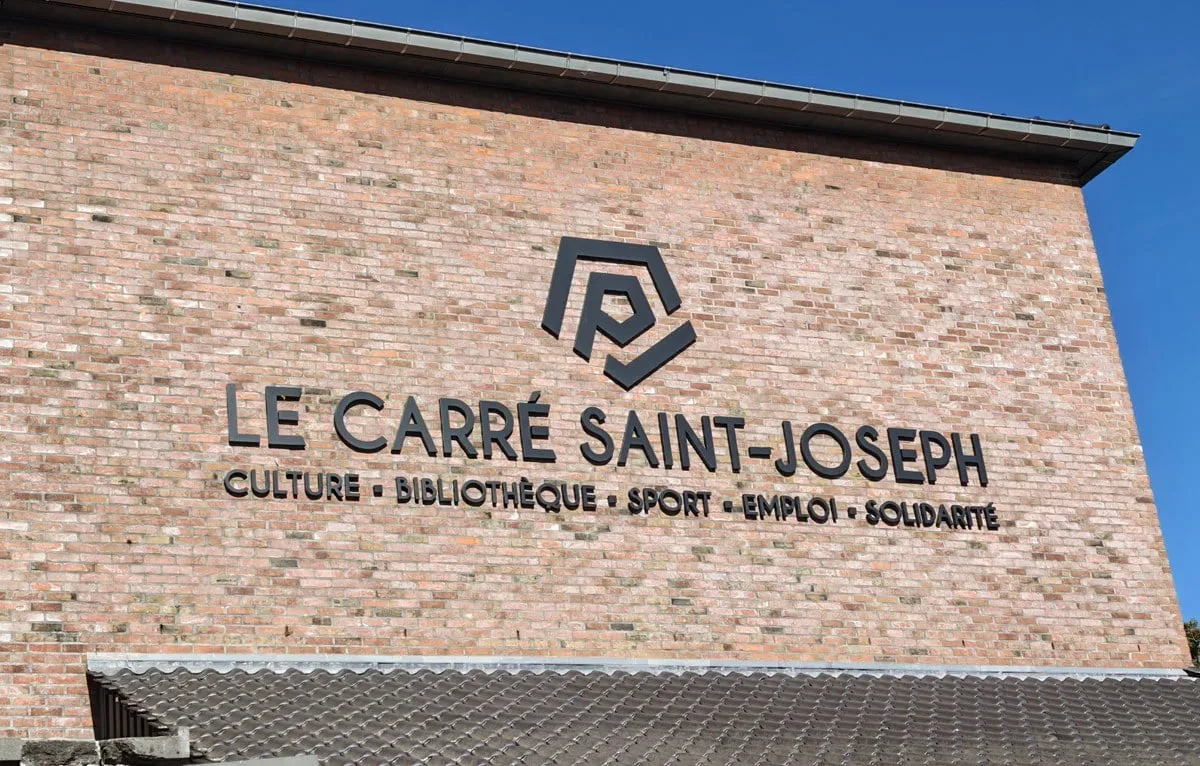 Pecq renforce son identité communale sur ses bâtiments